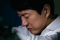 Rời khỏi tòa, chồng cũ đưa tôi thẻ ngân hàng có 800 triệu kèm câu xin lỗi