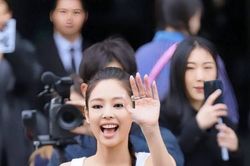 Jennie thành viên Blackpink gây sốt tại Tuần lễ thời trang Paris