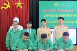 Tuyên truyền Luật Giao thông đường bộ cho đội ngũ lái xe taxi