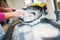 Người vợ ở Tây Ban Nha nhận tiền bồi thường cho 25 năm rửa bát