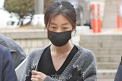 Kim Sae Ron phờ phạc hầu tòa