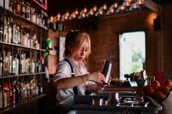 Được và mất của mô hình quán cà phê kết hợp bar, pub