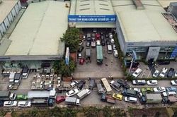 Hà Nội: Ô tô xếp hàng dài chờ đăng kiểm