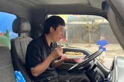 Hà Nội: Trễ hẹn 8/3 với vợ và con gái vì chờ đăng kiểm xe