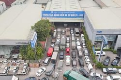 Xe xếp hàng dài hàng cây số chờ đăng kiểm ở ngoại thành Hà Nội
