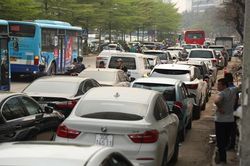 Gỡ khó đăng kiểm trong lúc hàng loạt trung tâm tạm dừng hoạt động