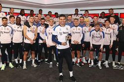 Các cầu thủ MU rôm rả bàn vô địch Premier League trước khi thua sốc