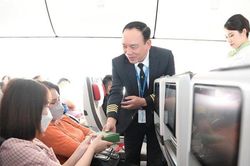 Khách bay Bamboo Airways nhận quà 8/3 bất ngờ trên độ cao 10.000m