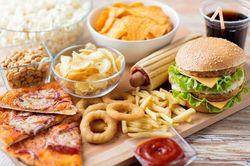 Người bệnh thiếu máu não nên kiêng ăn gì?