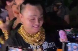 Góc phản cảm: YouTuber 'làm màu' đeo vàng trĩu cổ, gây mất trật tự tại đám tang NSƯT Vũ Linh