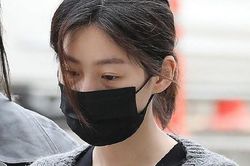 Sao nhí Kim Sae Ron xuất hiện sau bê bối say rượu lái xe gây tai nạn, hầu tòa với gương mặt tiều tụy