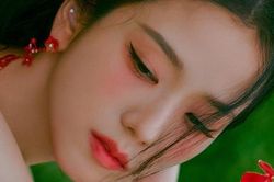Jisoo khoe visual tràn màn hình trên poster nhá hàng, hé lộ tên album đơn giản chuẩn gu YG