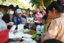 Độc lạ đi chợ bằng lá tại TP.Long Khánh