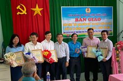 Bàn giao công trình 'Thắp sáng đường biên' với tổng chiều dài gần 25km