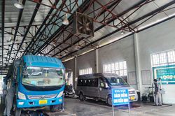 Ô tô quá hạn đăng kiểm phải thuê xe cứu hộ đưa đi kiểm định