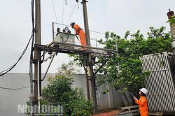 Chuyện về nữ công nhân vận hành lưới điện cao thế