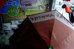 Ly hôn rồi vẫn bị tạt chất bẩn vào cửa hàng vì món nợ của chồng cũ