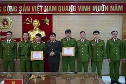 Tổ trưởng tổ bốc xếp hàng hóa đốt máy xúc vì nghĩ bị 'tranh việc làm'