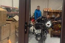 Truy tìm đối tượng nổ súng bắn thủng cửa nhà dân tại Hải Dương