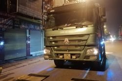 Lái xe quá tải xin TTGT bất thành, chây ì gần 4 tiếng ở trạm cân lưu động Hà Nội
