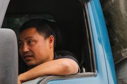 'Thâu đêm suốt sáng' chờ đăng kiểm ở Hà Nội, không dám rời nửa bước vì sợ mất chỗ