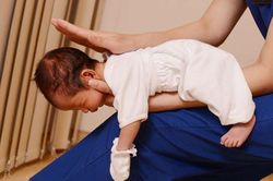 Bé gái 2 tháng tuổi tử vong nghi do ngạt sữa