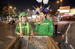 Thùy Tiên chật vật 'làm lao công', giật mình khi bị ném rác vào người