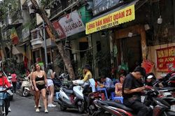 Du khách 'phát hoảng' với cảnh vỉa hè phố cổ bị lấn chiếm
