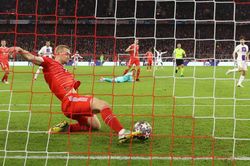 De Ligt cứu thua không tưởng trước PSG, giúp đồng đội thoát bẽ mặt