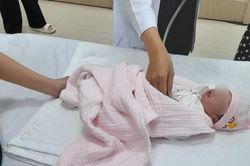 Cứu sống bé gái sơ sinh bị bỏ rơi trong túi nilon, kiến bu khắp người