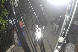 CLIP: Vụ liên tục 'khủng bố' nhà dân bằng mắm thối, sơn, gạch đá: Các đối tượng tiếp tục hành động như thách thức?
