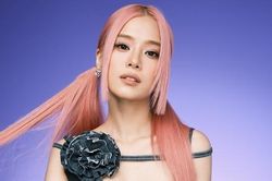 Rũ bỏ hình ảnh trong trẻo, 'nàng tắc kè hoa V-biz' không ngần ngại 'biến hóa' ngày càng gợi cảm