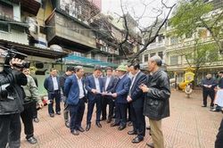 Hà Nội nói gì về tiến độ cải tạo các chung cư cũ và lát đá vỉa hè?