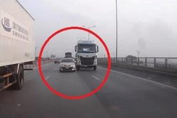 Clip: Rơi vào điểm đi 'tối kỵ', ô tô con bị xe đầu kéo ủi trượt trên đường