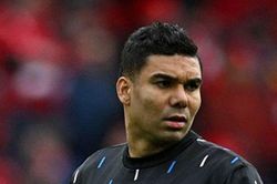 Casemiro trước nguy cơ bị treo giò, Ten Hag tê người