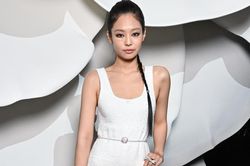 Bị thương cũng tạo trend: Netizen rần rần trào lưu dán băng cá nhân lên mặt như Jennie (BLACKPINK)