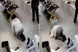 Xin mua giày xịn không được, cô gái khóc nấc trong cửa hàng