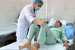 Bệnh nhân 75 tuổi được vi phẫu, giải thoát khỏi khối u tủy sống kích thước lớn