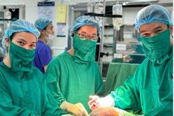 Hy hữu ca sinh đôi ở Hà Nội, một bé còn nguyên trong bọc ối
