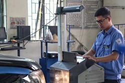 Hà Nội: Vừa hoạt động trở lại, Trung tâm đăng kiểm lại ùn ứ