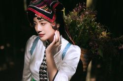 Nguyễn Thu Hằng đẹp nồng nàn đầy kiêu hãnh như Hoa ban trong MV mới