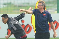 Đặng Văn Lâm tập riêng, HLV Troussier 'nắn' kỹ thuật cho nhóm thủ môn lứa U23