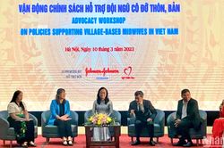 Cần chính sách đãi ngộ tốt hơn cho cô đỡ thôn bản
