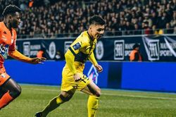 HLV Philippe Troussier động viên Quang Hải