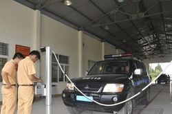 50 cảnh sát giao thông hỗ trợ các trung tâm đăng kiểm