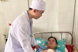 Nam bệnh nhân ho kéo dài vì khối u nặng 8kg ở ngực