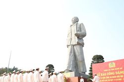 Công an Nghệ An dâng hoa, báo công, tưởng niệm Chủ tịch Hồ Chí Minh