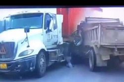 Clip: Lao vào xe container như tự sát, xe tải nát đầu, sập bánh