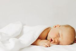 Cách giúp bé sơ sinh ngủ ngon không quấy khóc