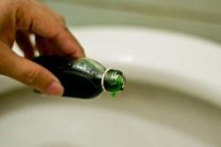 Đặt một lọ dầu gió trong nhà vệ sinh, biết lợi ích tuyệt vời, nhiều người sẽ làm theo ngay